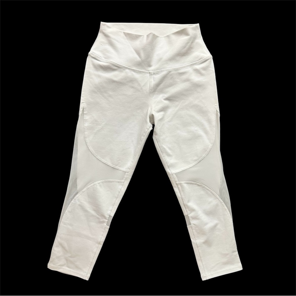 White ALO Yoga Capri Leggings — Size L